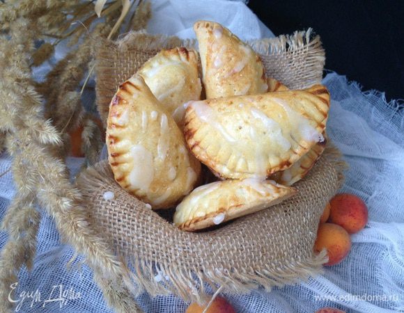 Готовым пирожкам дать остыть. 
Приготовить глазурь. Молоко смешать с ванильным порошком (вы можете взять экстракт) и сахарной пудрой до нужной консистенции. Покрыть в произвольном порядке печенье и подавать к столу.