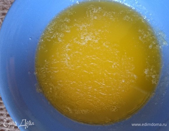 Масло растопить в микроволновке, примерно 40 сек.