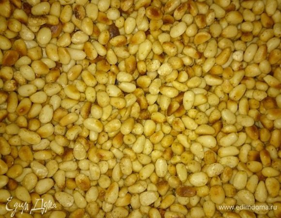 Очищенные кедровые орешки проколить в духовке или обжарить в сухой сковороде на небольшом огне до золотистого цвета.