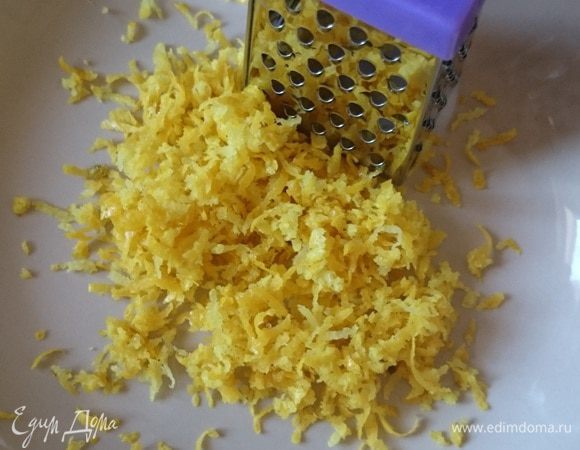 Натереть цедру лимона.