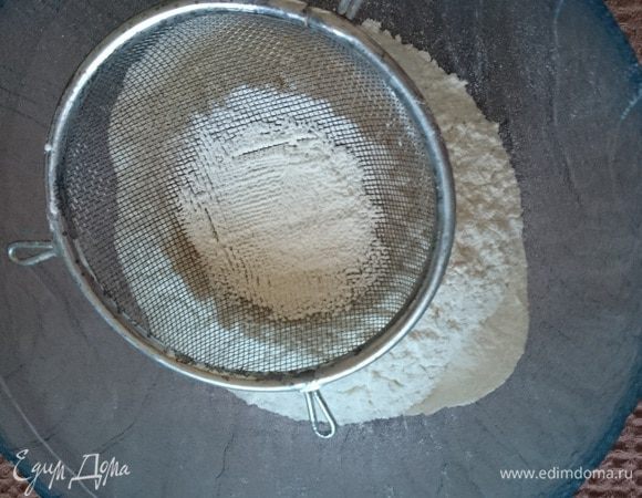 Просеять муку.