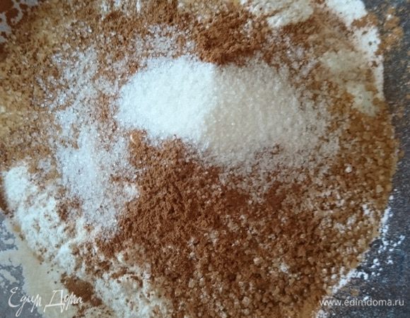 Добавить к муке с сахаром разрыхлитель, корицу, соду, соль и ванильный сахар.