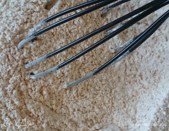 Все это тщательно перемешать венчиком.