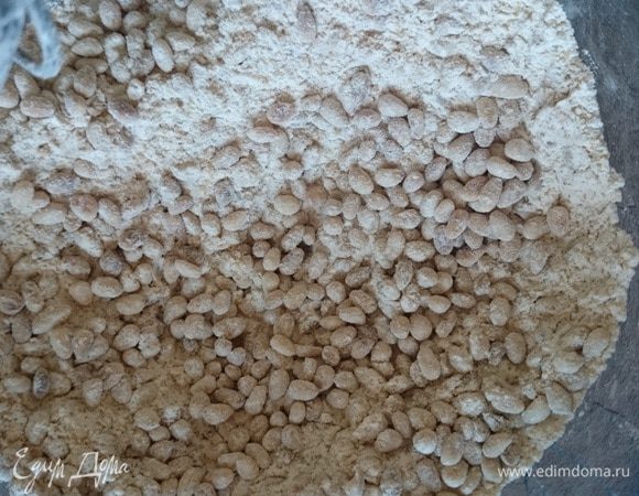 Добавить кедровые орешки и снова перемешать.