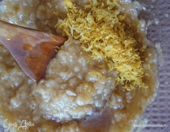 В банановое пюре добавить цедру лимона и лимонный сок.