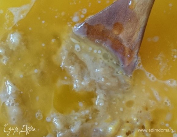 Туда же влить растопленное масло.