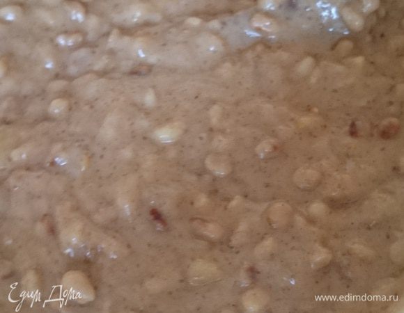 Добавить сухие ингредиенты и снова тщательно перемешать, используя лопатку.