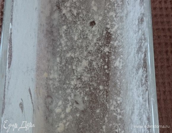 Форму для выпекания смазать сливочным маслом, обсыпать мукой.