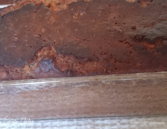 Вылить в форму получившееся тесто. Выпекать при температуре 175 градусов на средней полке в режиме верх-низ примерно 45-55 мин, проверять деревянной шпажкой. После приготовления, дать немного остыть, вынуть из формы и, когда совсем остынет, присыпать ванильной сахарной пудрой.