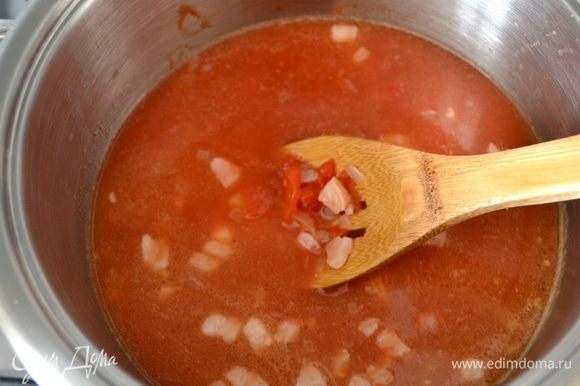 Добавьте в кастрюлю картофель и обжаривайте все еще пару минут. Затем положить помидоры в собственном соку и бульон. Варить все около 15-20 минут или до готовности картофеля.