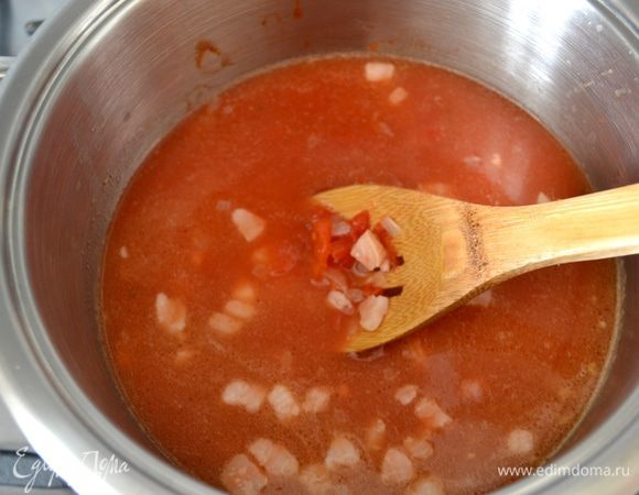 Добавьте в кастрюлю картофель и обжаривайте все еще пару минут. Затем положить помидоры в собственном соку и бульон. Варить все около 15-20 минут или до готовности картофеля.