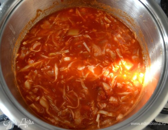 Положить капусту в суп и варить еще 10 минут. Посолить и поперчить по вкусу.