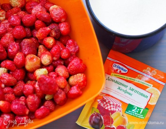 Приготовить наши продукты. Если вы хотите очень густой джем, который режется ножом, то используйте 1 пакетик "Желфикс 2:1" на 1 кг очищенных ягод. У меня было 1,5 кг клубники, но я использовала  только 1 пакетик. В итоге получился достаточно густой и мажущийся джем.