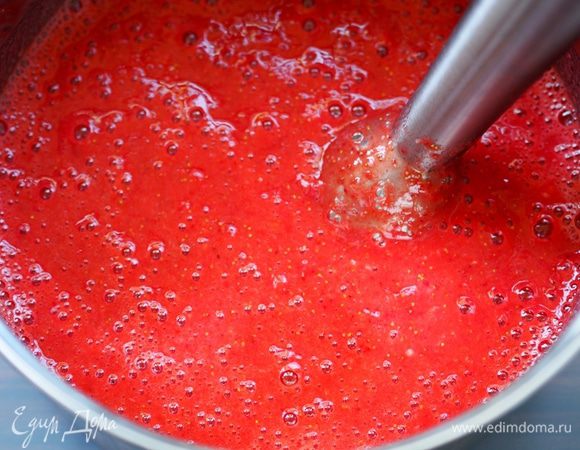 Вымыть, очистить от чашелистиков клубнику, сложить ее в большую кастрюлю или таз, в зависимости от количества ягод, и измельчить погружным блендером. Посуду для варки надо взять довольно большого объема из-за большого количества образующейся пены.