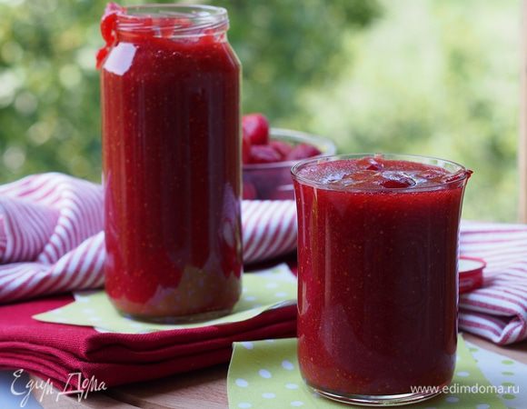 Разлить получившийся джем в простерилизованные банки, закупорить и поставить остывать.