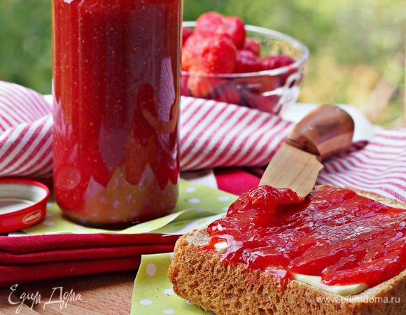 Все что не поместилось, после остывания, обязательно продегустировать и порадовать свою семью этим свежайшим клубничным джемом. 
Приятного угощения долгими зимними вечерами! 