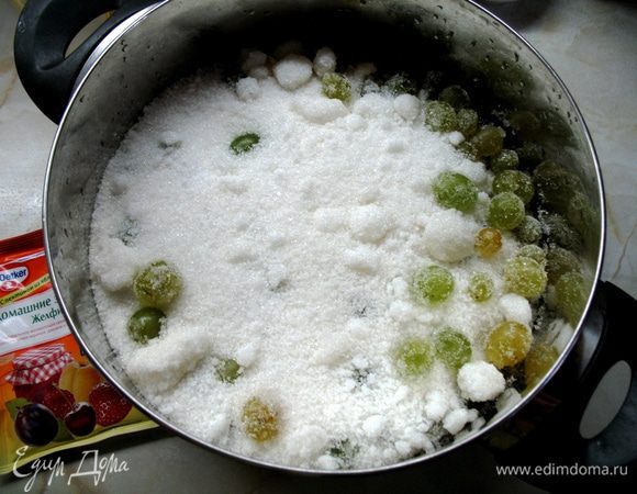 Виноград сложить в ёмкость для варки, пересыпая сахаром (у меня кастрюля из нержавейки, 6-и литровая) и подождать 1-2 часа, чтобы ягоды дали сок.