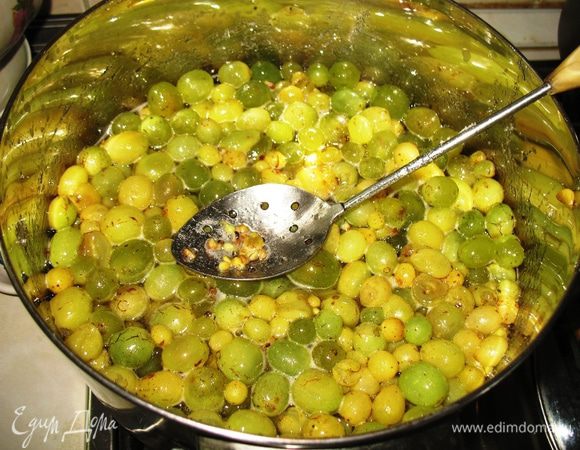 Включить нагрев и довести до кипения, помешивая или потряхивая кастрюлю, чтобы не сильно раздавить ягоды. Кипятить 1-2 минуты. Выключить и остудить до полного остывания. Повторить эту процедуру 5-6 раз. Если у вас виноград с косточками, то при нагреве большая их часть вплывает, и их легко можно удалить ложкой с дырочками. Особенно это занятие понравится любителям рыбалки ;-), а кто не хочет этим заниматься - лучше взять сорт винограда без косточек или оставить их в конфитюре. Ведь виноградные косточки тоже очень полезны, даже полезнее плодов!