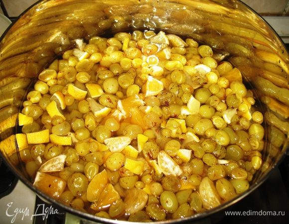 Перед 3-4 нагревом очистить апельсин и лимон от корок и косточек, мелко порезать и добавить к конфитюру. Я не очистила лимон от корки, и потом сильно пожалела об этом, пришлось вылавливать кусочки этих корочек вручную, т.к. они почему-то остались жесткими.