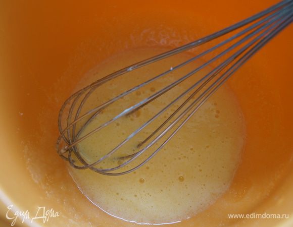 Для бисквита: отделить белки от желтков. Растереть желтки с сахаром.
