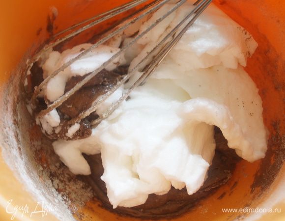 Белки взбить до устойчивых пиков и небольшими порциями вмешать в шоколадное тесто. Делать это нужно аккуратно.
