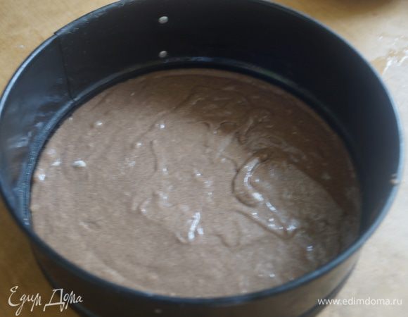 Берем форму диаметром 20 см (лучше разъемную) и смазываем ее сливочным маслом, припыливаем мукой и выкладываем тесто. Ставим выпекаться в разогретую до 180 гр. духовку примерно на 15 минут. Готовому бисквиту дать остыть в форме