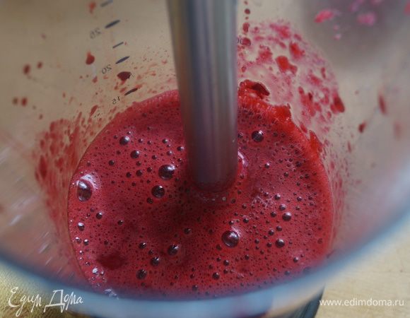 Для мусса: вишню освободить от косточек, пробить блендером и протереть через мелкое сито или использовать соковыжималку для ягод. У нас получится вишневый сок. Добавить к нему сахар и размешать, чтобы он растворился.