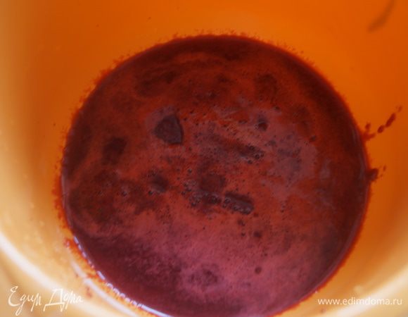 Желатин замочить в небольшом количестве воды минут на 15. Затем распустить его при помощи нагрева. Процедить желатин через сито и добавить к вишневому соку.