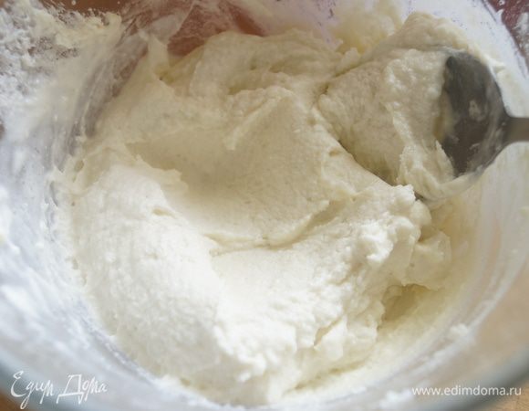 Творог пробить блендером или протереть через сито, добавить к нему сахарную пудру. Хорошо перемешать.