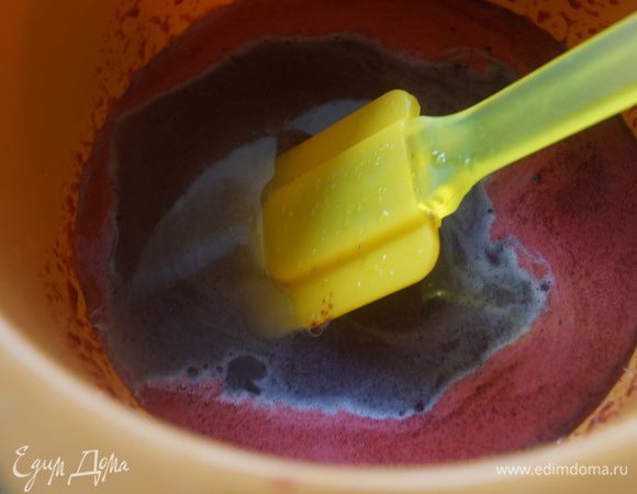 Творог добавить к вишневой массе и пробить блендером, чтобы не было комочков.