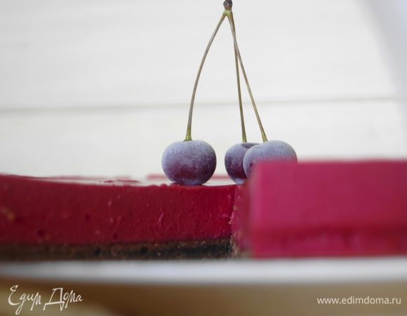 Бисквит оставить в форме. Дно формы с внешней стороны обмотать пищевой пленкой, чтобы не вытек мусс. Готовый мусс залить на бисквит и убрать в холодильник не менее чем на 3-4 часа, можно на всю ночь. Готовый торт украсить по своему вкусу. Прежде чем снимать форму и резать торт, нужно провести острым тонким ножом по краю формы, чтобы торт не потерял свою форму.
Отмечу, что режется торт просто отлично. Приятного аппетита!