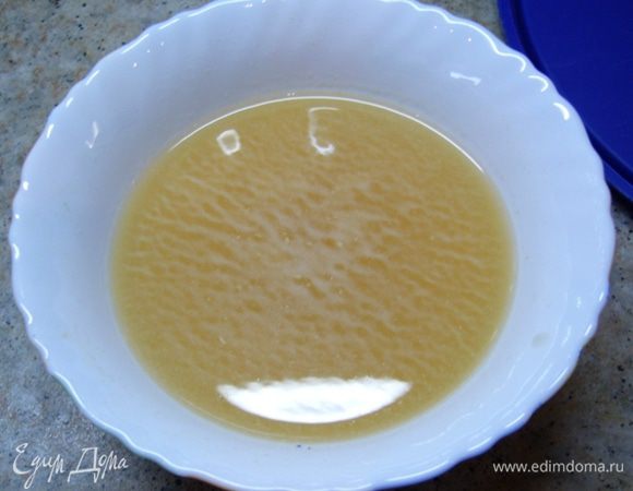 Дрожжи растворить в теплой воде, добавить к муке.