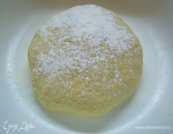 Замесить тесто. Вымешивать не менее 5 мин, пока оно не перестанет липнуть к миске и рукам. 
Тесто должно быть гладким и плотным.
Скатать из него шар, припылить мукой, накрыть пленкой, поставить в теплое место на 40 мин.
