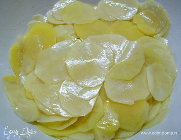 Очистить картофель (средние клубни) и нарезать слайсами (я это делала при помощи специальной терки).
Добавить соль, 4 ст. л. оливкового масла, перемешать.
