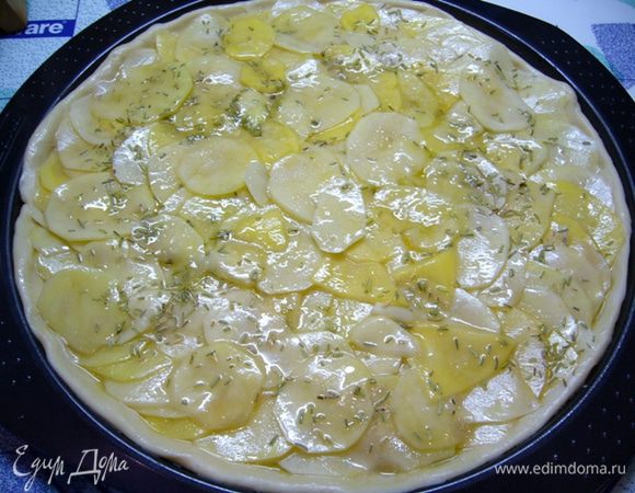 Выложить кружки картофеля внахлест, посыпать розмарином.
В миске из-под картофеля останется жидкость, ее вылить сверху на картошку.
Выпекать пиццу 30 мин.
