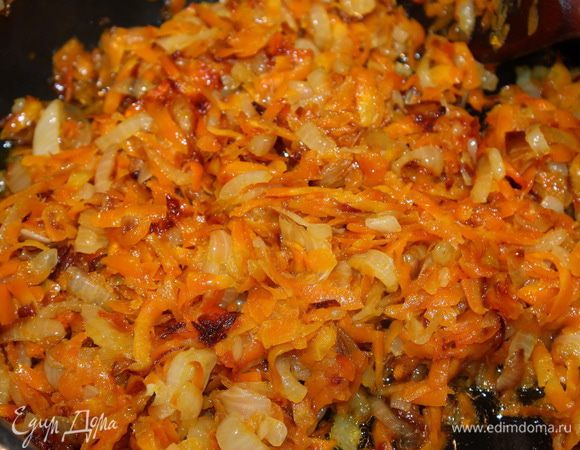 Лук шинкуем на кубики и пассируем на растительном масле. Морковь натираем на крупной терке и добавляем к луку. Обжариваем их до полной готовности на среднем огне. 