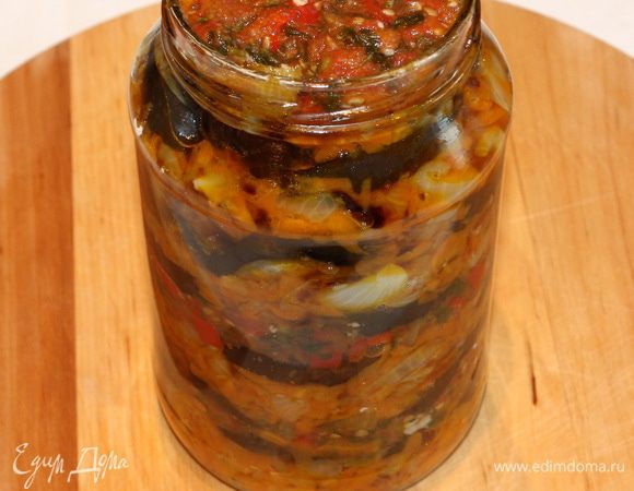 Выкладываем салат в стерильные банки. Сначала лук с морковкой, затем баклажаны и соус. Продолжаем: баклажаны, морковь с луком, соус. Заканчиваем луком с морковью и заливаем соусом. 
