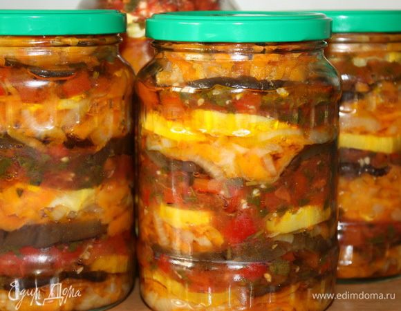 Некоторые банки заполняем по очереди - баклажан и кабачок, остальное выкладываем как в  шаге №4.
