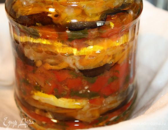 Накрываем стерильными крышками, ставим на водяную баню. Обязательно положите салфетку на дно кастрюли. Стерилизуем салат 5 минут, закатываем крышки и оставляем остывать при комнатной температуре. Затем убираем прохладное место. Если погода стоит жаркая, лучше в эти дни выдержать салат в холодильнике.