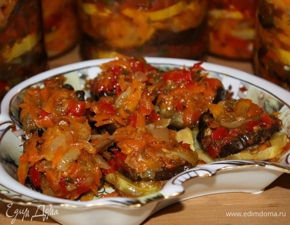 Количество заполненных банок зависит от размера овощей, которые вы используете.  Небольшое количество салата, которое осталось, я выложила на тарелку и подала к столу в этот же день.  Приятных вам зимних закусок!