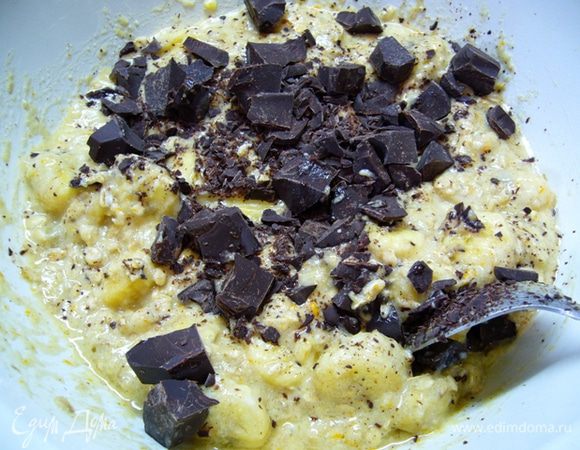 Шоколад поломать на кусочки, влить растительное масло. Все хорошо перемешать.
Дать тесту отдохнуть, пока духовка разогревается до 180C (10 мин.).