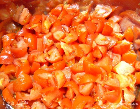 Овощи порезать не очень мелко.
Помидоры…
