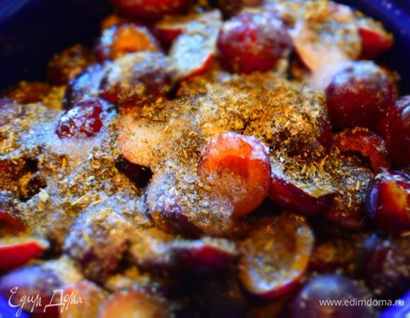 Сложить сливу в глубокую посуду, чтобы удобно было мешать и добавить ложку соли с горкой, прованские травы и 60 мл подсолнечного масла. Хорошо перемешать.