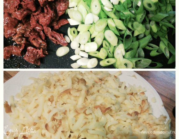 Нарежьте зеленый лук и вяленые помидоры. 