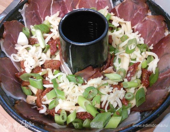 Уложите макароны в форму, чередуя с луком, томатами и сыром и заливая постепенно яичной смесью.   