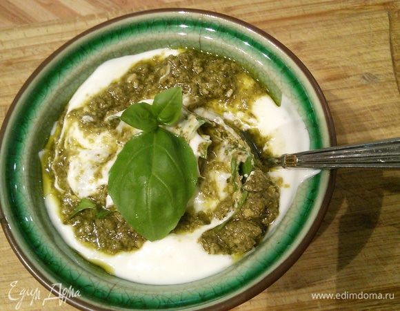 Листья базилика порежьте тонко. Сметану жирную (можно заменить на нежирную или йогурт) посолите, поперчите и взбейте в течении 5 мин, добавьте 2 ч л базиликового песто (можно взять готовое, а можно сделать самому, если заинтересует рецепт домашнего песто охотно дам ссылку) и порезанный свежий базилик. 