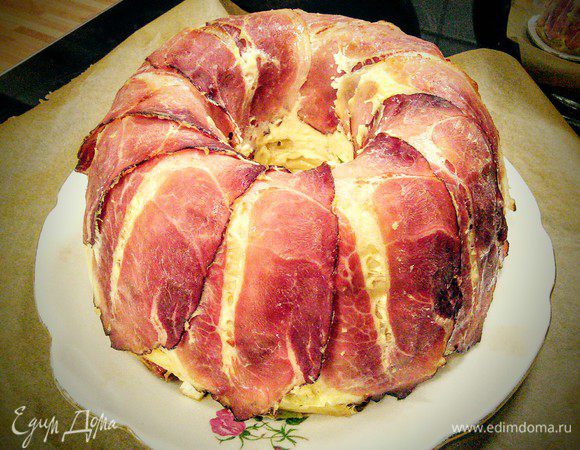 Пирог осторожно выложите на блюдо, просто переверните форму, поставив её верх дном на тарелку. Я поставила пирог на 5 мин под гриль, чтобы он приобрёл аппетитный румянец. Подавайте макаронный пирог со сметанным кремом.