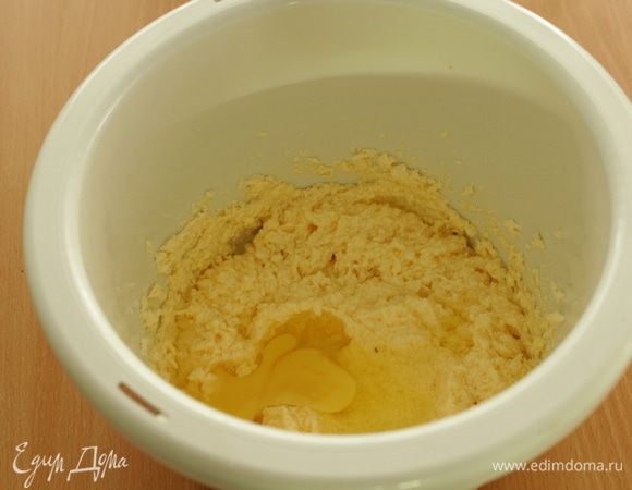 Сливочное масло комнатной температуры взбейте с сахаром добела. Продолжая взбивать, добавьте яйца.