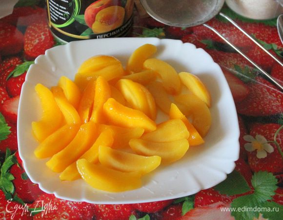 Персики порежьте на дольки. 