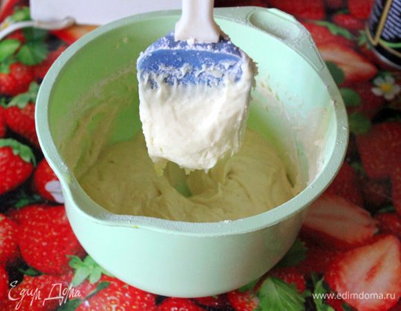 Мягкое сливочное масло и сахар взбейте миксером. Продолжая взбивать, добавьте яйцо. Частями добавьте в тесто половину нормы сухих ингредиентов. Влейте теплое молоко, затем добавьте оставшуюся мучную смесь. Перемешайте мягкой пластиковой лопаткой. 